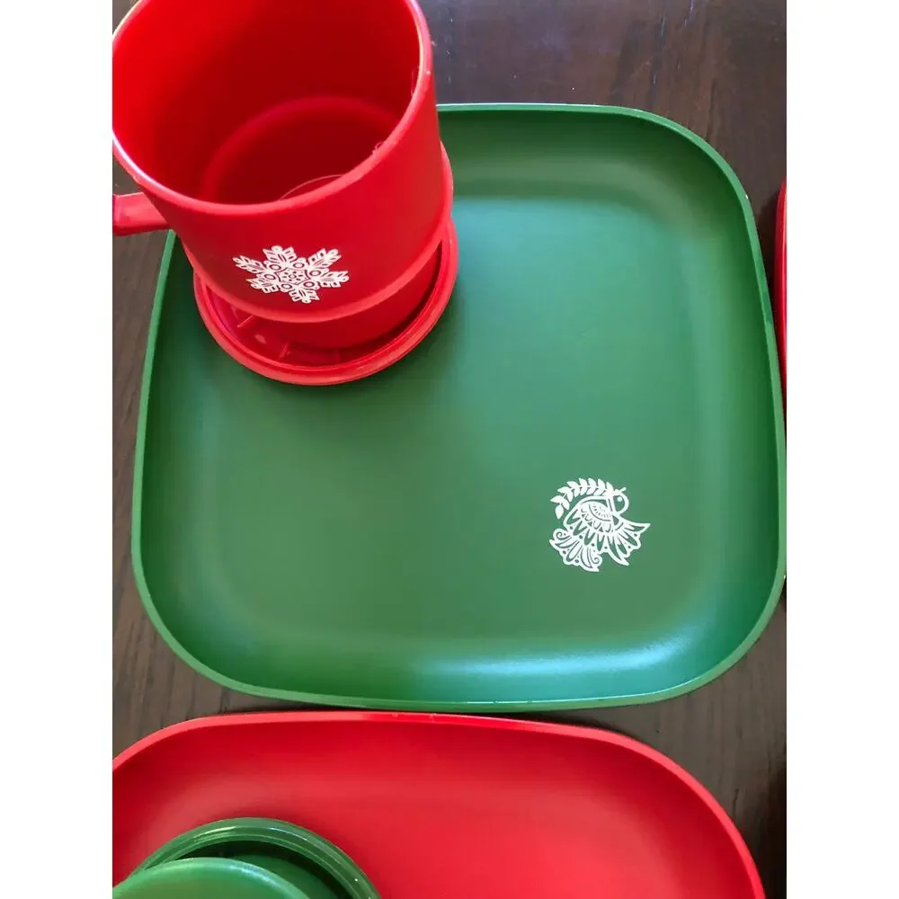 Vtg Tupperware Christmas Holiday Set - 4 Mugs w/lids 4 Plates Red Green 12 pcs